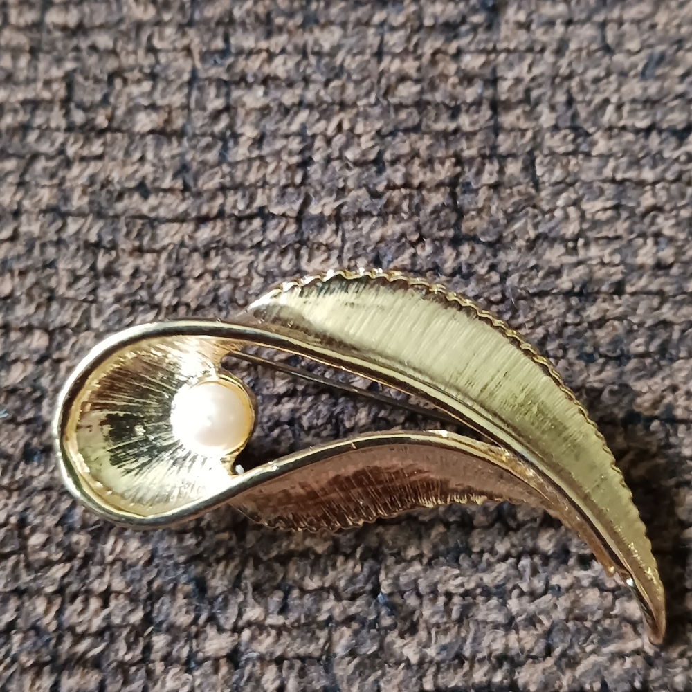 Vintage gold tone w/Pearl brooch